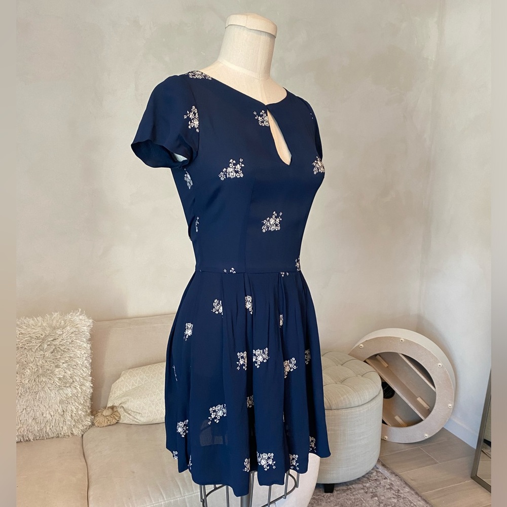 BLUE AND WHITE FLORAL PRINT REFORMATION MINI DRESS